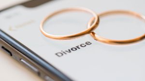 دو تا حلقه ازدواج روی صفحه موبایل