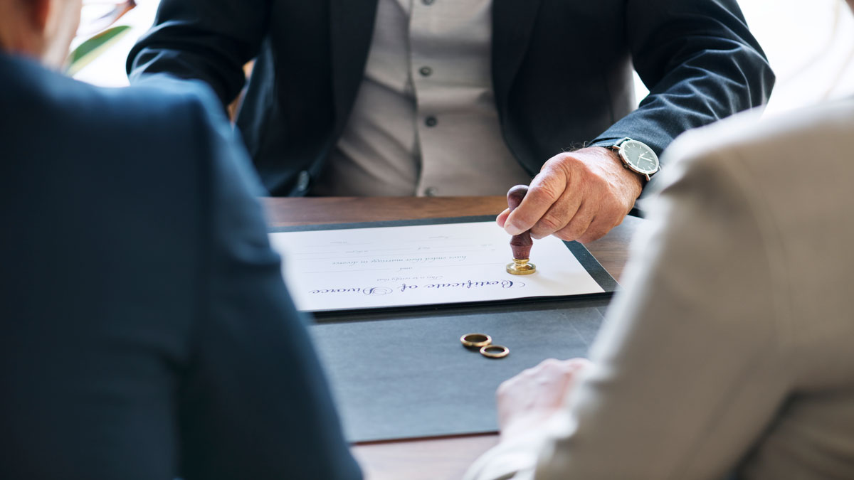 بهترین وکیل طلاق توافقی در حال تنظیم قرارداد با زوجین است