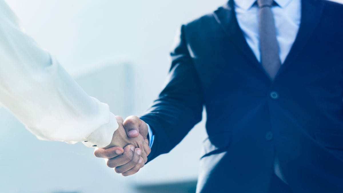 بهترین وکیل طلاق در حال دست دادن با موکل است