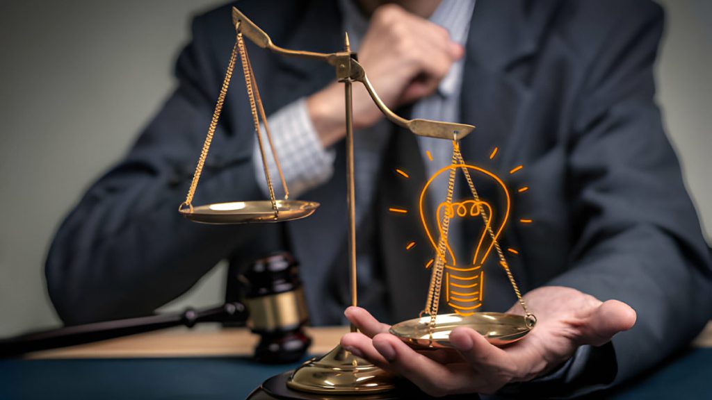 وکیل ثبت شرکت و برند پشت میز نشسته و در دستش شکل لامپ را به نشانه نوآوری و ایده جدید برای ثبت به عنوان برند نشان می دهد