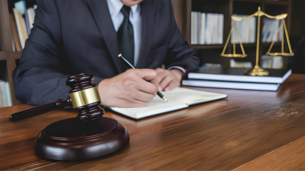 وکیل الزم به انجام تعهد در دفتر وکالت خود در حال نوشتن مطلبی می باشد