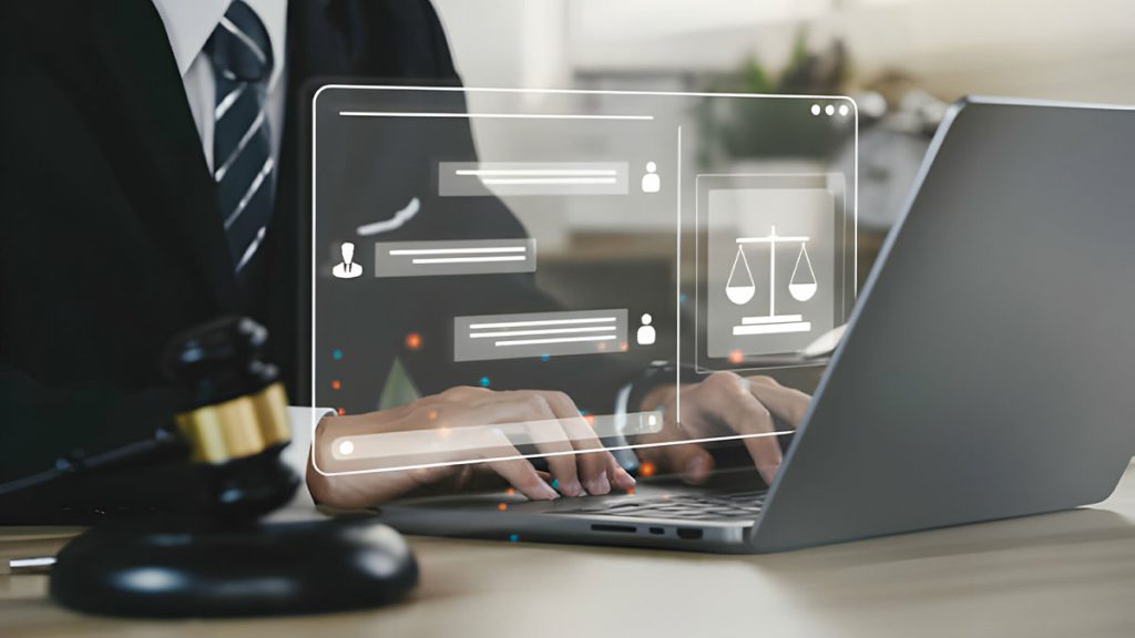 وکیل دادگستری در حال ارائه مشاوره حقوقی به صورت آنلاین با لپ تاپ می باشد و پاسخ سوالات حقوقی را ارائه می دهد